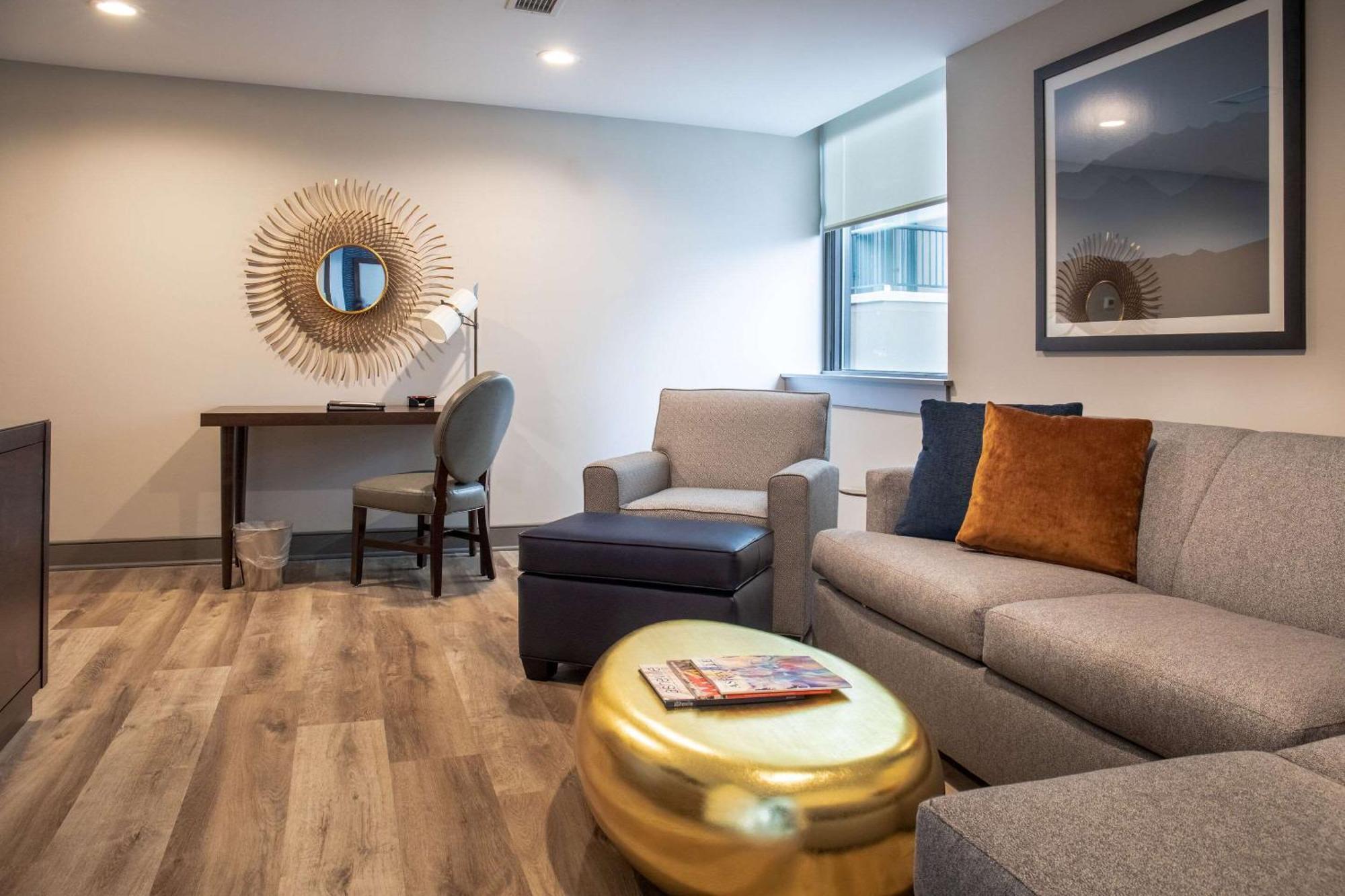 Junior King Suite Sofabed or Non Smoking