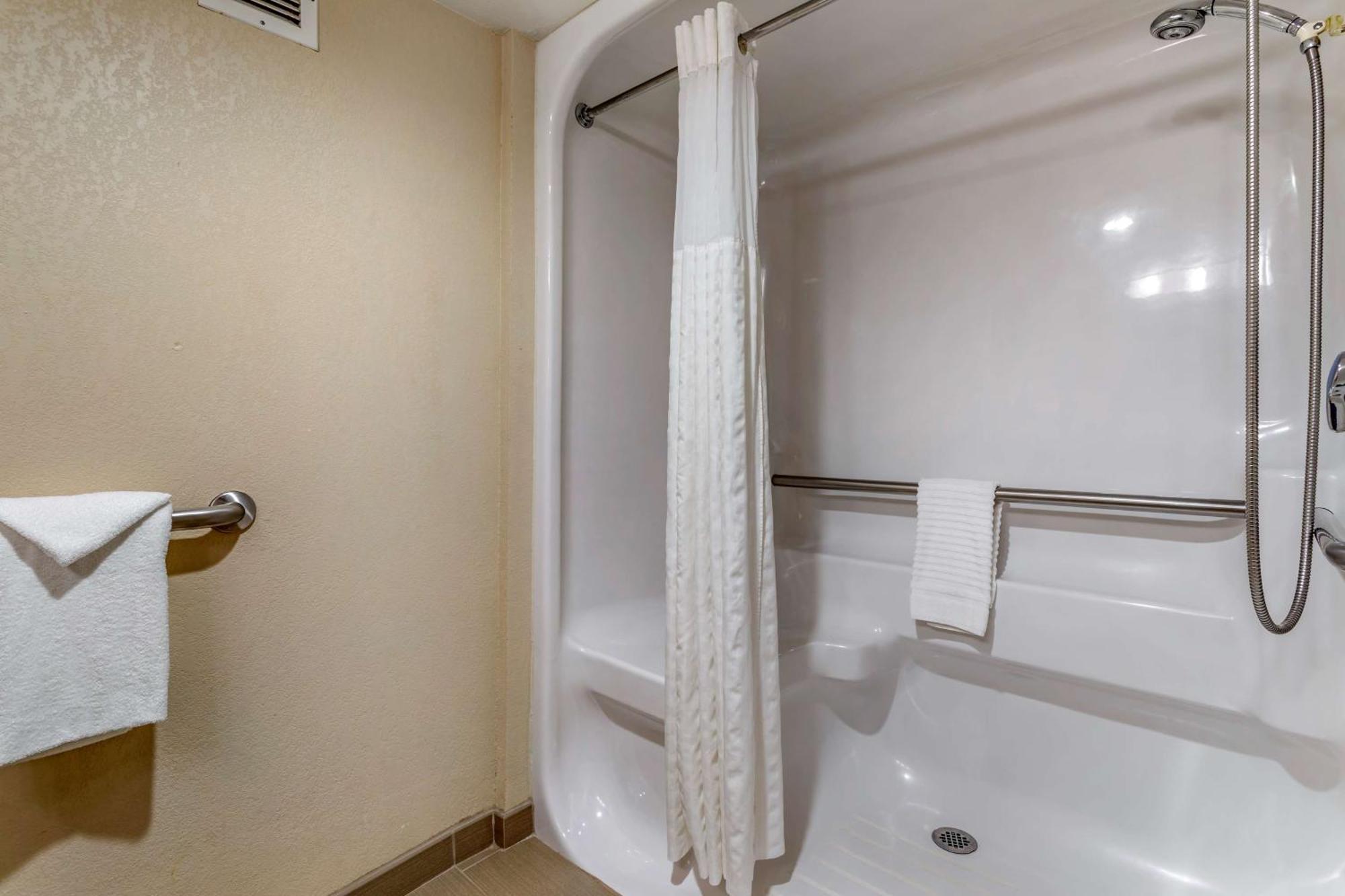 King Room with Roll-In Shower - Accessible/Non-Smoking,1281609820:JPEG