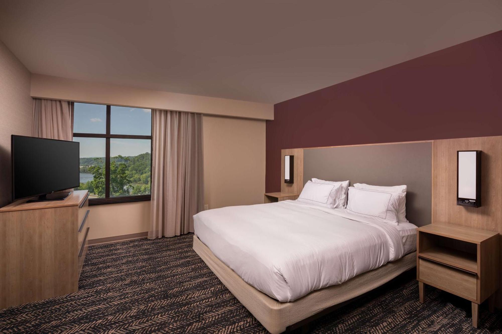 One-Bedroom King Suite with Garden View