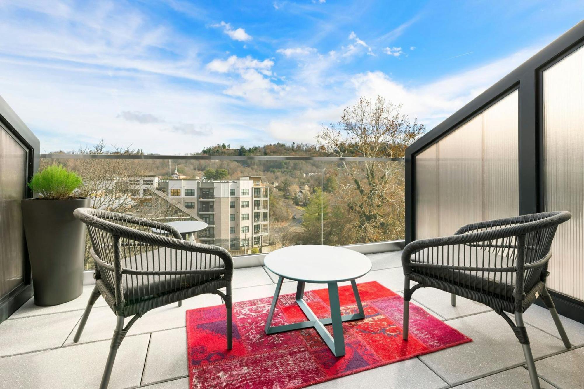 King Room with Balcony and Mountain View