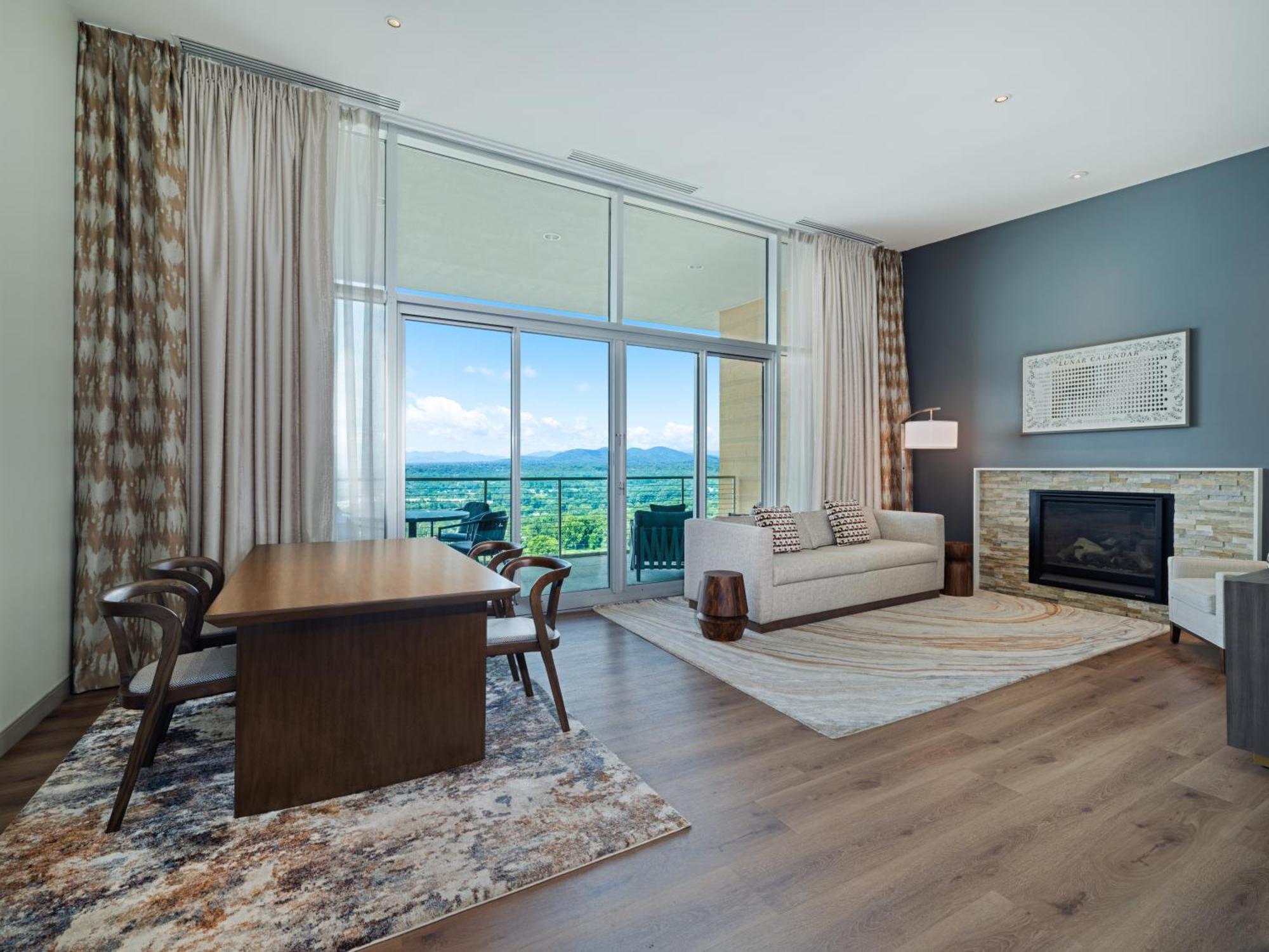 One-Bedroom King Suite Panoramic View