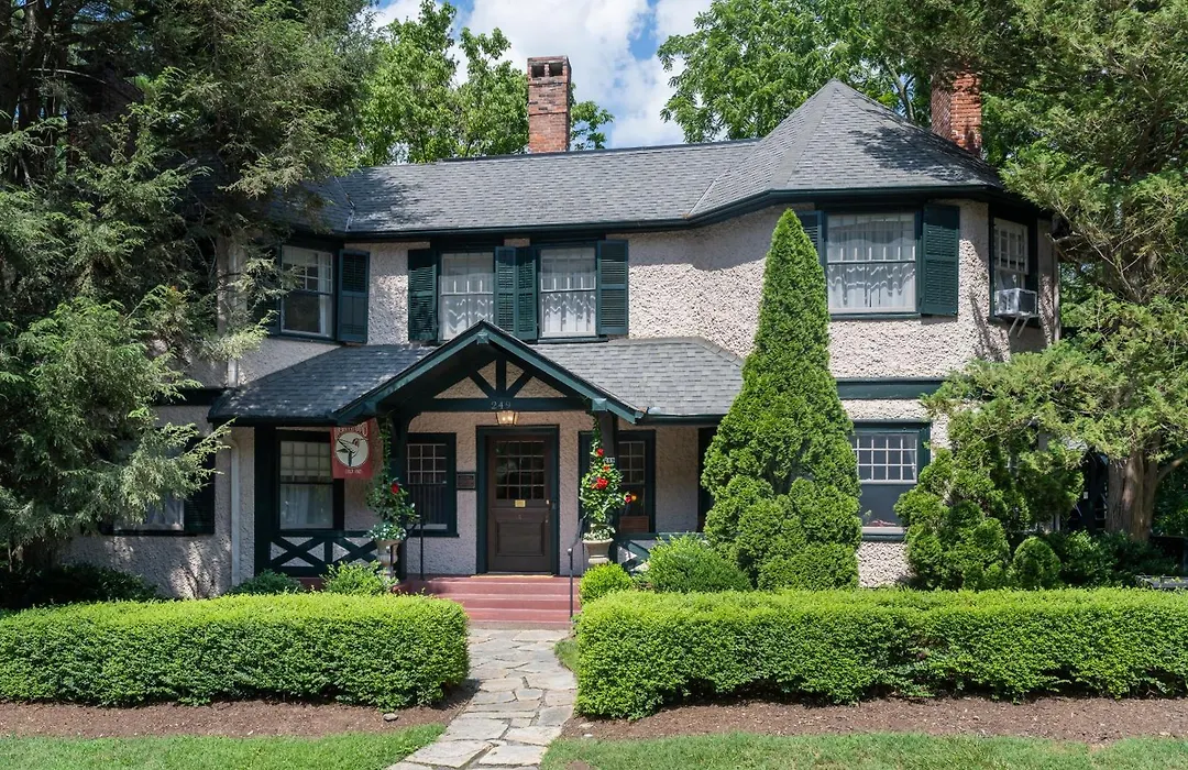 Pinecrest Bed & Breakfast-1
