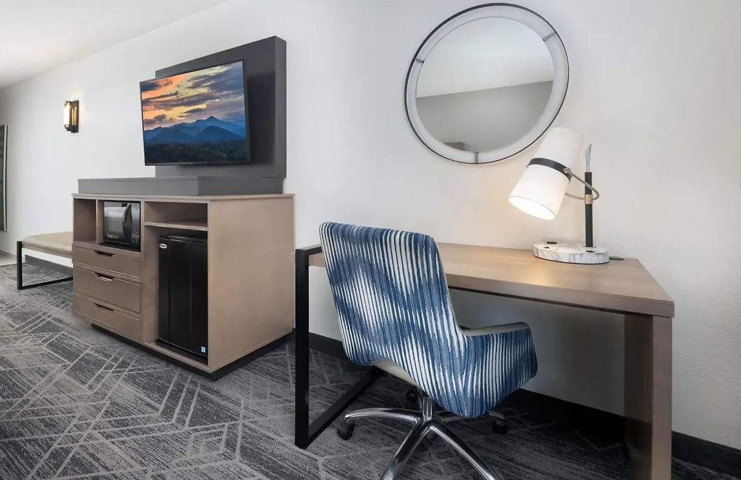 La Quinta Inn & Suites By Wyndham Downtown Asheville-1