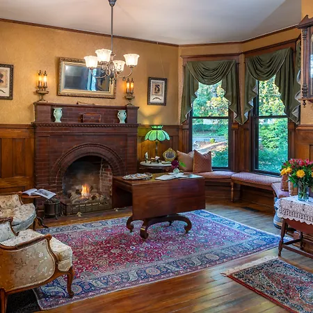 1899 Wright Inn And Carriage House-2